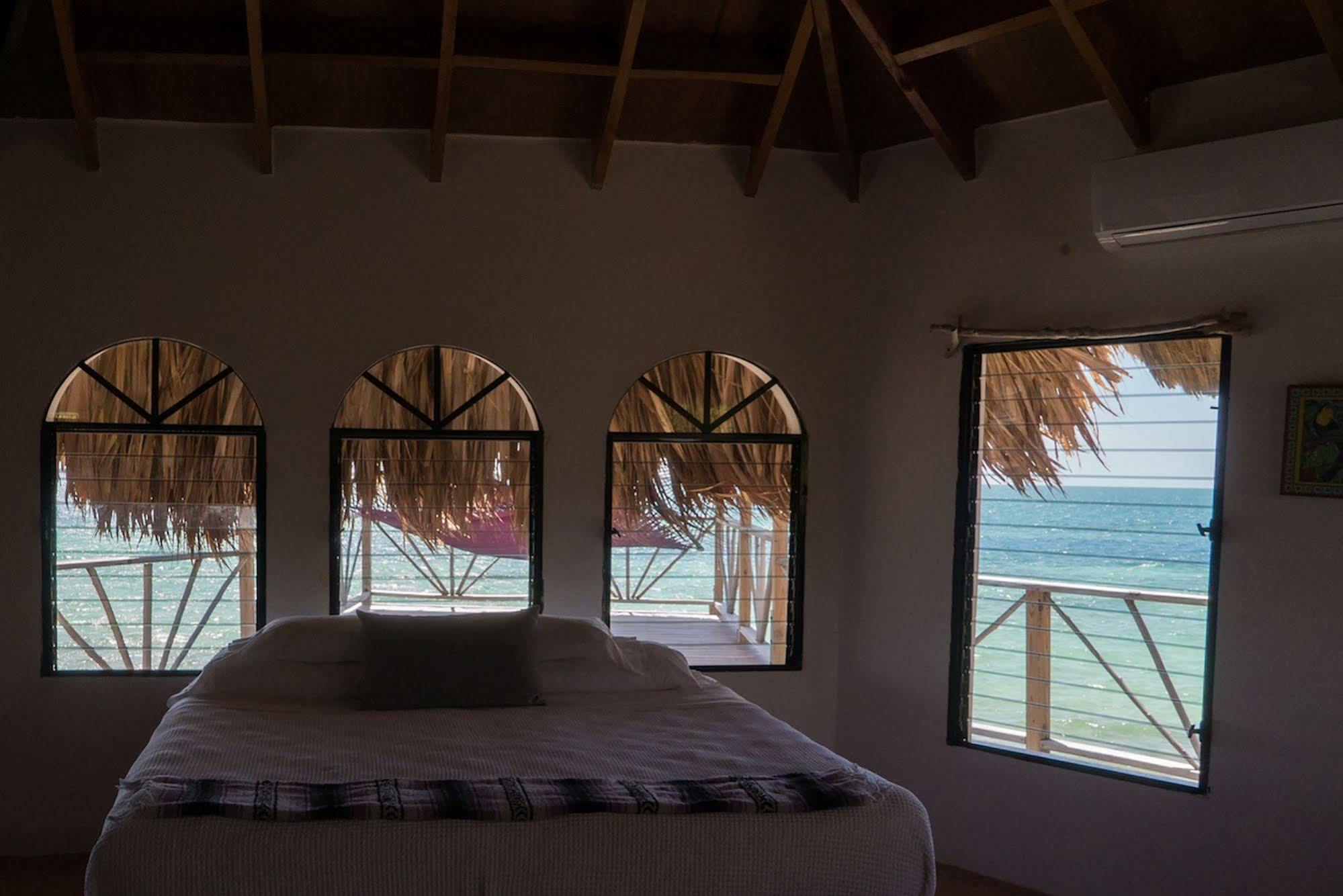Thatch Caye Resort A Muy'Ono Resort Hopkins Buitenkant foto